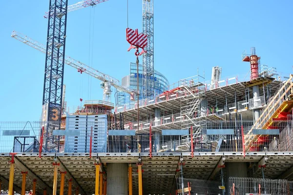 Edificio Costruzione Gru Sotto Cielo Nuvoloso — Foto Stock