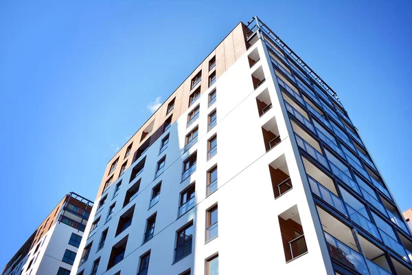Nuevo Edificio Apartamentos Día Soleado — Foto de Stock