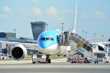 Varşova, Polonya. 6 Temmuz 2018. Ei-Neo Neos Boeing Dreamliner 787-9. Yükleme Havalimanı Chopin Havaalanı'nda üzerinde havaalanında uçak 