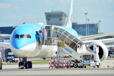 Varşova, Polonya. 6 Temmuz 2018. Ei-Neo Neos Boeing Dreamliner 787-9. Yükleme Havalimanı Chopin Havaalanı'nda üzerinde havaalanında uçak 