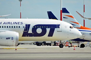 Varşova, Polonya. 6 Temmuz 2018. SP-Lre Lot - Polonya Havayolları Boeing 787-8 Dreamliner çıkarmaya hazırlanıyor.