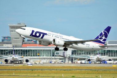 Varşova, Polonya. 6 Temmuz 2018. SP-Lva Lot - Polonya Havayolları Boeing 737-8 Max Varşova Chopin Havaalanı Pist uçuyor