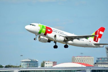 Varşova, Polonya. 6 Temmuz 2018. CS-Türk Tabipleri Birliği dokunun - hava Portekiz Airbus A319-111 Varşova Chopin Havaalanı Pist uçuyor