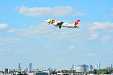 Varşova, Polonya. 6 Temmuz 2018. CS-Türk Tabipleri Birliği dokunun - hava Portekiz Airbus A319-111 Varşova Chopin Havaalanı Pist uçuyor