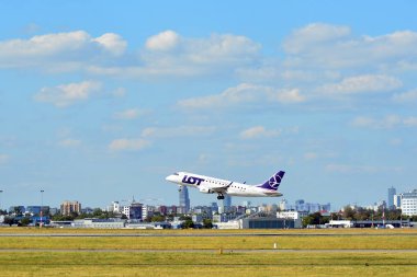 Varşova, Polonya. 6 Temmuz 2018.Sp Ldf Lot - Polonya Havayolları Embraer Erj-170lr Varşova Chopin Havaalanı Pist uçuyor