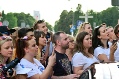 Varşova, Polonya. 7 Temmuz 2018. Raffles hotel Europejski Varşova altında Rolling Stones takım taraftarları kalabalıklar bekliyor.