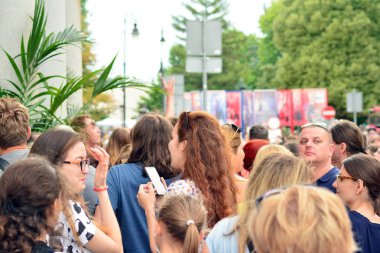 Varşova, Polonya. 7 Temmuz 2018. Raffles hotel Europejski Varşova altında Rolling Stones takım taraftarları kalabalıklar bekliyor.