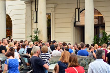 Varşova, Polonya. 7 Temmuz 2018. Raffles hotel Europejski Varşova altında Rolling Stones takım taraftarları kalabalıklar bekliyor.