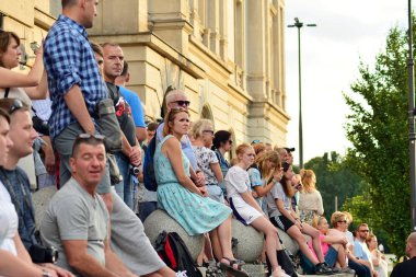 Varşova, Polonya. 7 Temmuz 2018. Raffles hotel Europejski Varşova altında Rolling Stones takım taraftarları kalabalıklar bekliyor.