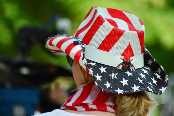 Amerikan Sembollü Şapka Giyen Bir Kadın — Stok fotoğraf