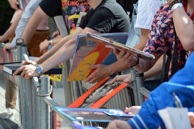 Varşova, Polonya. 9 Temmuz 2018. Raffles hotel Europejski Varşova altında Rolling Stones takım taraftarları kalabalıklar bekliyor.