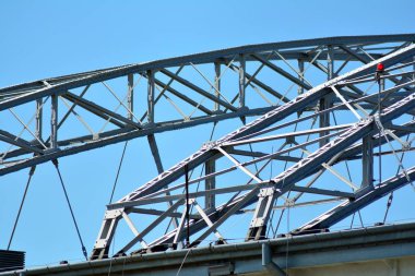 Mavi gökyüzü tavan metal çerçeve