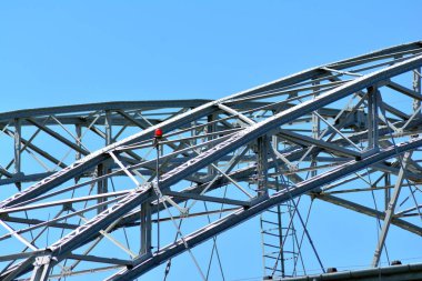 Mavi gökyüzü tavan metal çerçeve