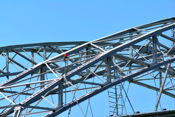 Mavi gökyüzü tavan metal çerçeve