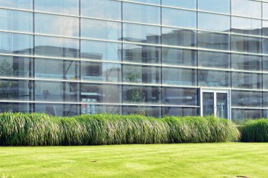 Kentsel arka plan, modern Cam cephe, detay ofis iş Binası