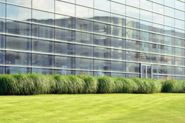 Kentsel arka plan, modern Cam cephe, detay ofis iş Binası