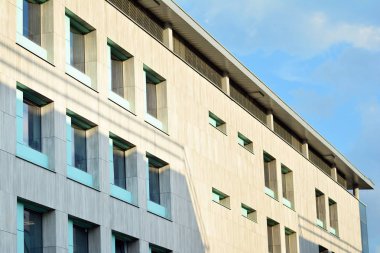 Kentsel arka plan, modern Cam cephe, detay ofis iş Binası