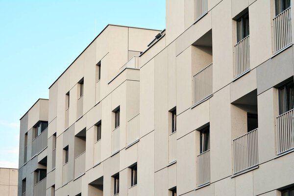 Новый жилой дом в солнечный день
