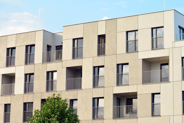 Новый жилой дом в солнечный день
