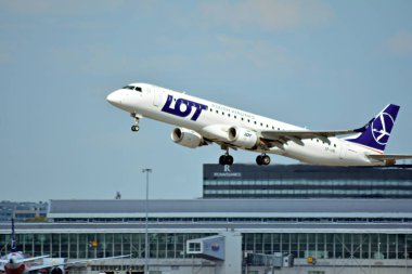 Varşova, Polonya. 21 Temmuz 2018. Uçak SP-lnl Lot-Polonya Havayolları Embraer ERJ-195lr Varşova Chopin Havaalanı 'ndan kalkmaktadır.