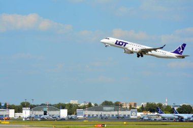 Varşova, Polonya. 21 Temmuz 2018. Uçak SP-lnl Lot-Polonya Havayolları Embraer ERJ-195lr Varşova Chopin Havaalanı 'ndan kalkmaktadır.