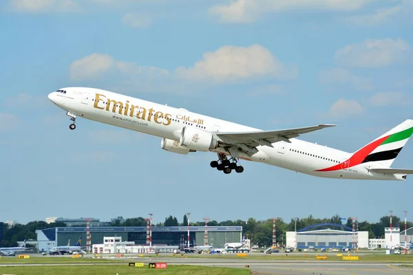 Варшава Польща. 21 липня 2018 року. A6-EPL Emirates Boeing 777-31H (ER), що летить з аеропорту Варшава Шопена. Зображення
