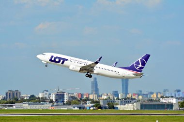 Varşova, Polonya. 21 Temmuz 2018. Uçak SP-LWB Lot-Polonya Havayolları Boeing 737-89P Varşova Chopin Havaalanı 'ndan kalkış.