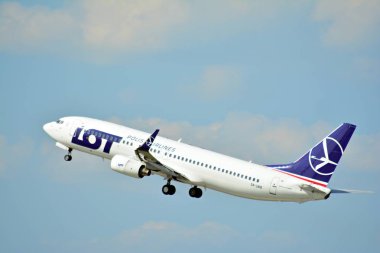 Varşova, Polonya. 21 Temmuz 2018. Uçak SP-LWB Lot-Polonya Havayolları Boeing 737-89P Varşova Chopin Havaalanı 'ndan kalkış.