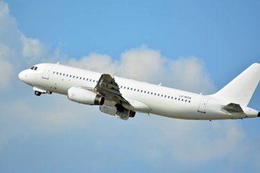 Varşova, Polonya. 21 Temmuz 2018. Airplane LZ-MDK Via Airways Airbus A320-232 Varşova Chopin Havaalanı 'ndan kalkış.