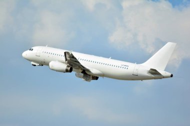 Varşova, Polonya. 21 Temmuz 2018. Airplane LZ-MDK Via Airways Airbus A320-232 Varşova Chopin Havaalanı 'ndan kalkış.