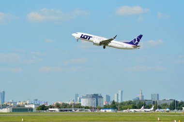 Varşova, Polonya. 21 Temmuz 2018. Uçak SP-LVB Lot-Polonya Havayolları Boeing 737-8 Max Varşova Chopin Havaalanı 'ndan kalkış. 