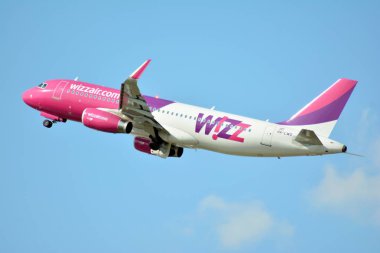 Varşova, Polonya. 21 Temmuz 2018. Uçak Ha-Lws - Airbus A320-232 - Wizz Air Varşova Chopin Havaalanından kalktıktan.