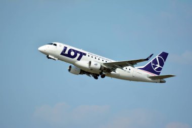 Varşova, Polonya. 21 Temmuz 2018. Uçak Sp-karaciğer çok - Polonya Havayolları Embraer Erj-Varşova Chopin Havaalanından kalktıktan 170lr.