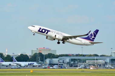 Varşova, Polonya. 21 Temmuz 2018. Uçak Sp-Lwc Lot - Varşova Chopin Havaalanından kalktıktan Polonya Havayolları Boeing 737-89p(Wl).