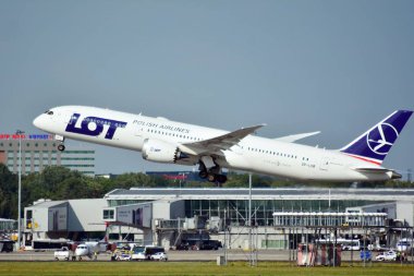 Varşova, Polonya. 21 Temmuz 2018. Uçak Sp-Lsb Lot - Varşova Chopin Havaalanından kalktıktan Polonya Havayolları Boeing 787-9 Dreamliner. 