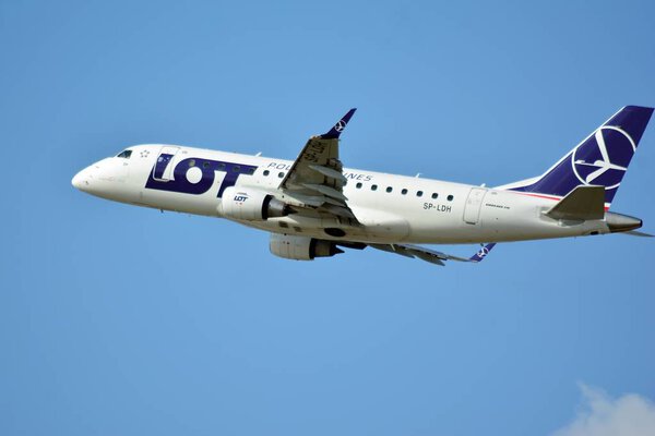 Варшава, Польша. 21 июля 2018 года. Самолет SP-LDH LOT - Polish Airlines Embraer ERJ-170LR взлетает из аэропорта Варшавы Шопена
.