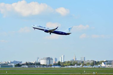 Varşova, Polonya. 21 Temmuz 2018. Uçak Yr-Bmj-Boeing 737 - 8k 5 - mavi Varşova Chopin Havaalanından kalktıktan hava. 