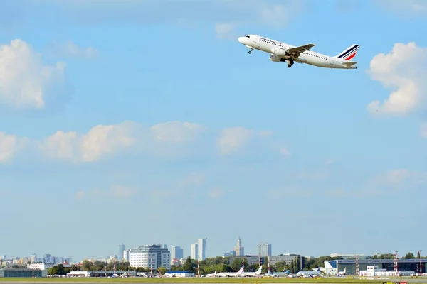 Βαρσοβία Πολωνία Ιουλίου 2018 Αεροπλάνο Hepa Airbus A320 214 Air — Φωτογραφία Αρχείου