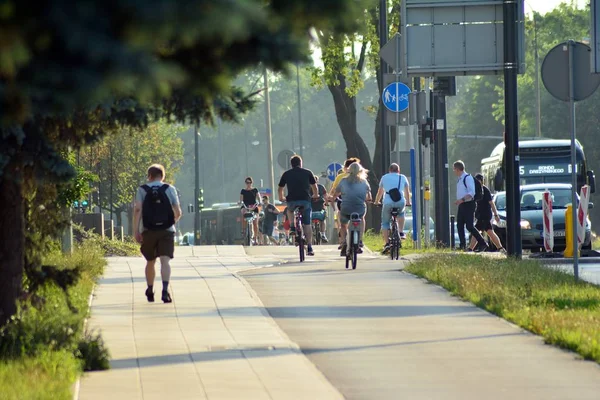 Varsovia Polonia Julio 2018 Peatones Ciclistas Acera Calle Kasprzaka — Foto de Stock