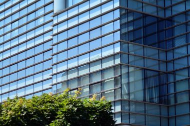 Mavi temiz cam duvar modern ofis binası