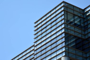 Mavi temiz cam duvar modern ofis binası