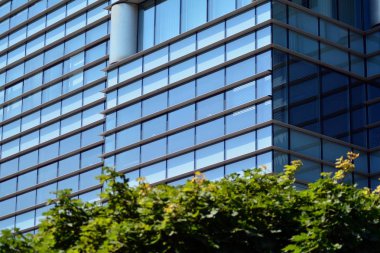 Mavi temiz cam duvar modern ofis binası