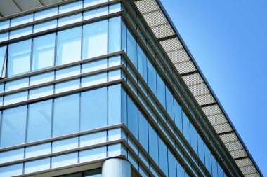 Mavi temiz cam duvar modern ofis binası