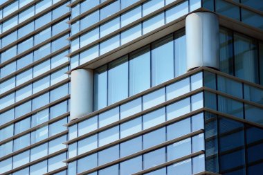 Mavi temiz cam duvar modern ofis binası