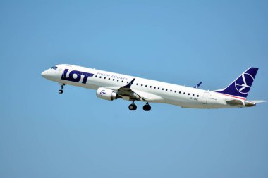 Varşova, Polonya. 24 Temmuz 2018. Uçak Sp-düşünüp çok - Polonya Havayolları Embraer Erj-Varşova Chopin Havaalanından kalktıktan 195lr.