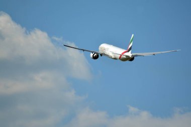 Varşova, Polonya. 24 Temmuz 2018. Varşova Chopin Havaalanından kalktıktan uçak A6-Enp Emirlikleri Boeing 777-31h(Er).