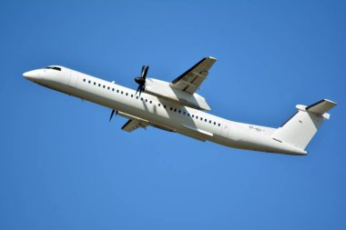 Varşova, Polonya. 24 Temmuz 2018. Varşova Chopin Havaalanından kalktıktan uçak Oy-Yby - Bombardier Dash 8 Q400 - çok.