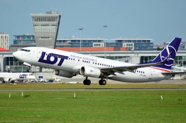Varşova, Polonya. 24 Temmuz 2018. Uçak Sp-Lwd Lot - Varşova Chopin Havaalanından kalktıktan Polonya Havayolları Boeing 737-89p(Wl).