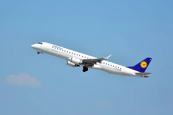 Warszawa Polska Lipca 2018 Samolotowy Aemb Lufthansa Cityline Embraer Erj — Zdjęcie stockowe