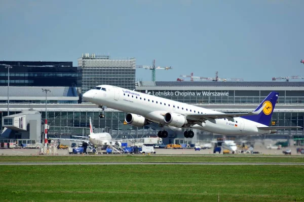 2018年7月24日 Aemb 汉莎航空公司 Cityline 航空工业 Erj 195Lr 起飞从华沙肖邦机场 — 图库照片